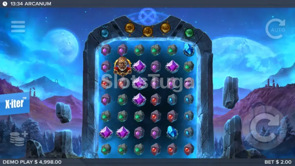 Arcanum em jogo base: um portal de pedra com gemas roxas, verdes, vermelhas e azuis presas em rocha, o retrato do feiticeiro de manto vermelho no segundo rolo, orbes coloridos no arco superior e duas luas sobre montanhas azuis ao fundo.