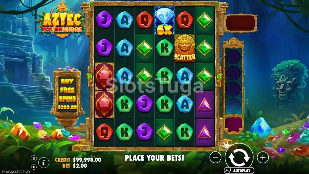 Aztec Powernudge em jogo base: grelha de seis por cinco com letras de cartas em gemas coloridas, um diamante azul com multiplicador 6x e um scatter dourado em forma de sol asteca, um medidor vertical vazio à direita e o pote de compra das rodadas grátis à esquerda, diante de um templo em ruínas.