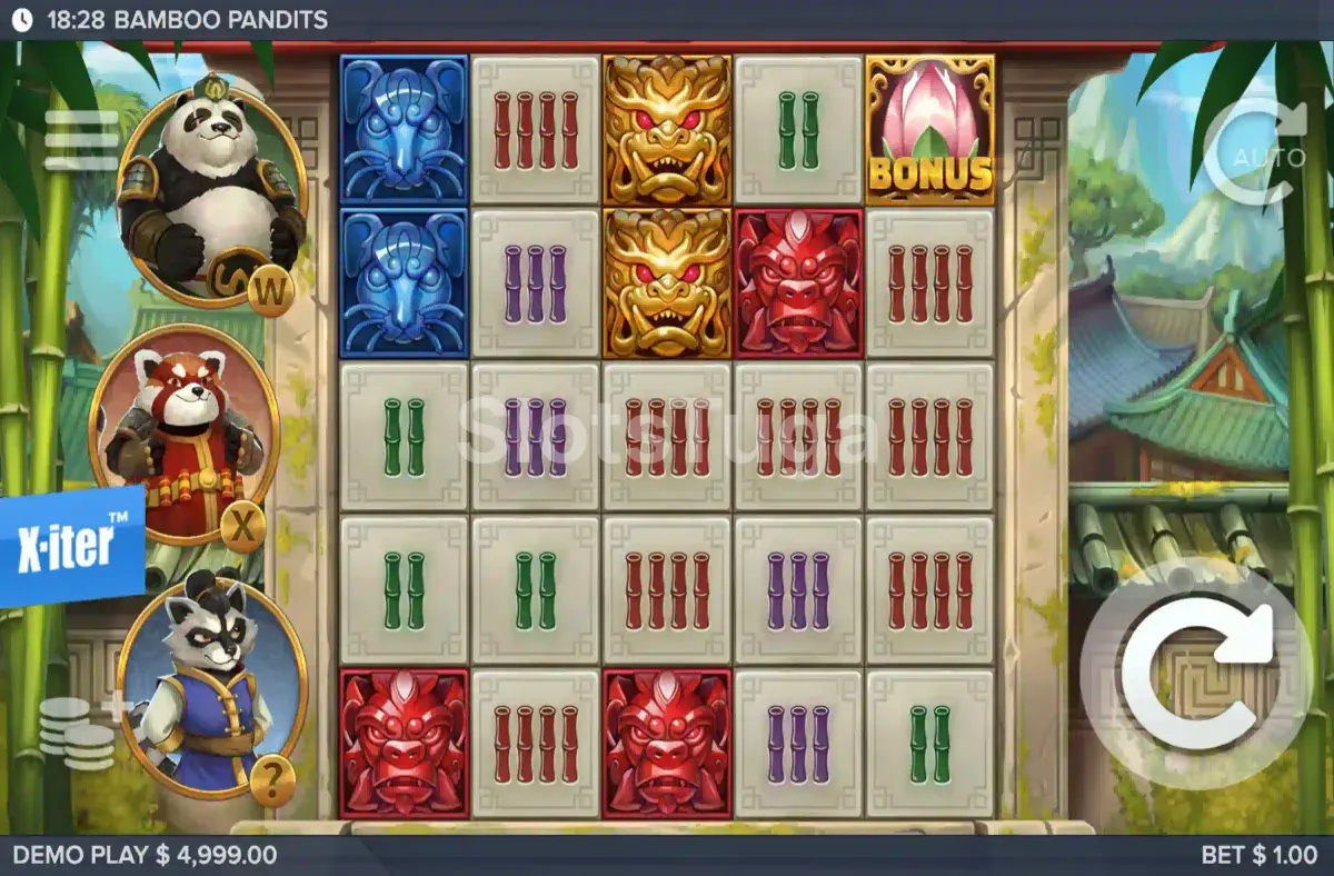 Bamboo Pandits em jogo base: uma grelha de cinco por cinco com peças de mahjong de bambu verdes, roxas e vermelhas e máscaras de dragão douradas, azuis e vermelhas, uma flor de lótus BONUS, e à esquerda um panda de armadura, um panda-vermelho e um guaxinim num templo entre bambus.