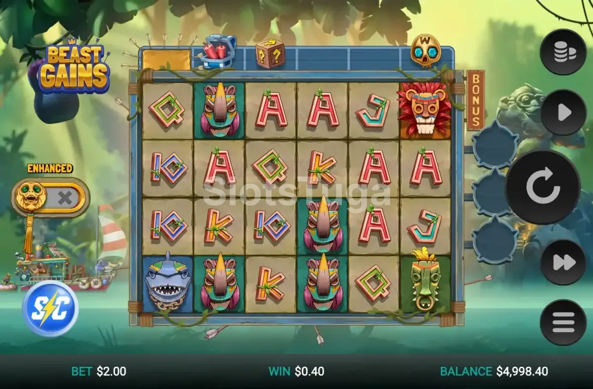 Beast Gains em jogo base: grelha de seis colunas sobre um pântano tropical, com máscaras tribais de rinoceronte, leão, tubarão e crocodilo entre letras pintadas, e um totem de melhoria à esquerda.