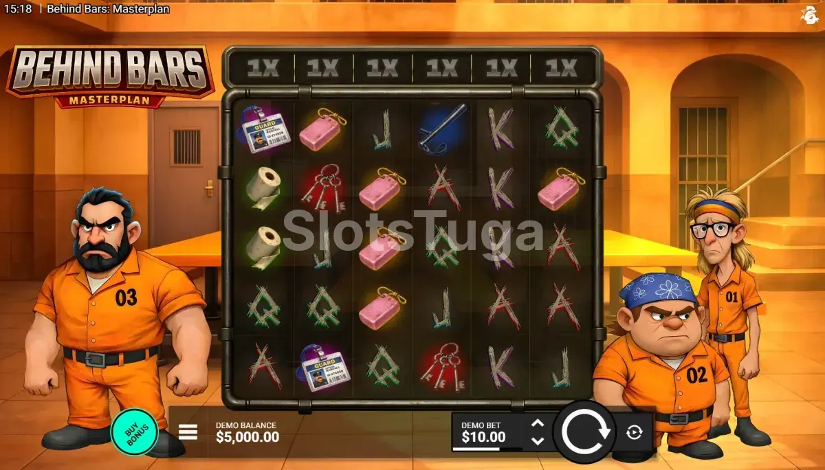 Behind Bars Masterplan: grelha de seis rolos numa prisão cor de laranja, com sabonetes, chaves, cartões de identificação e letras, um multiplicador 1X por cima de cada rolo e três reclusos em desenho animado, numerados 01, 02 e 03.