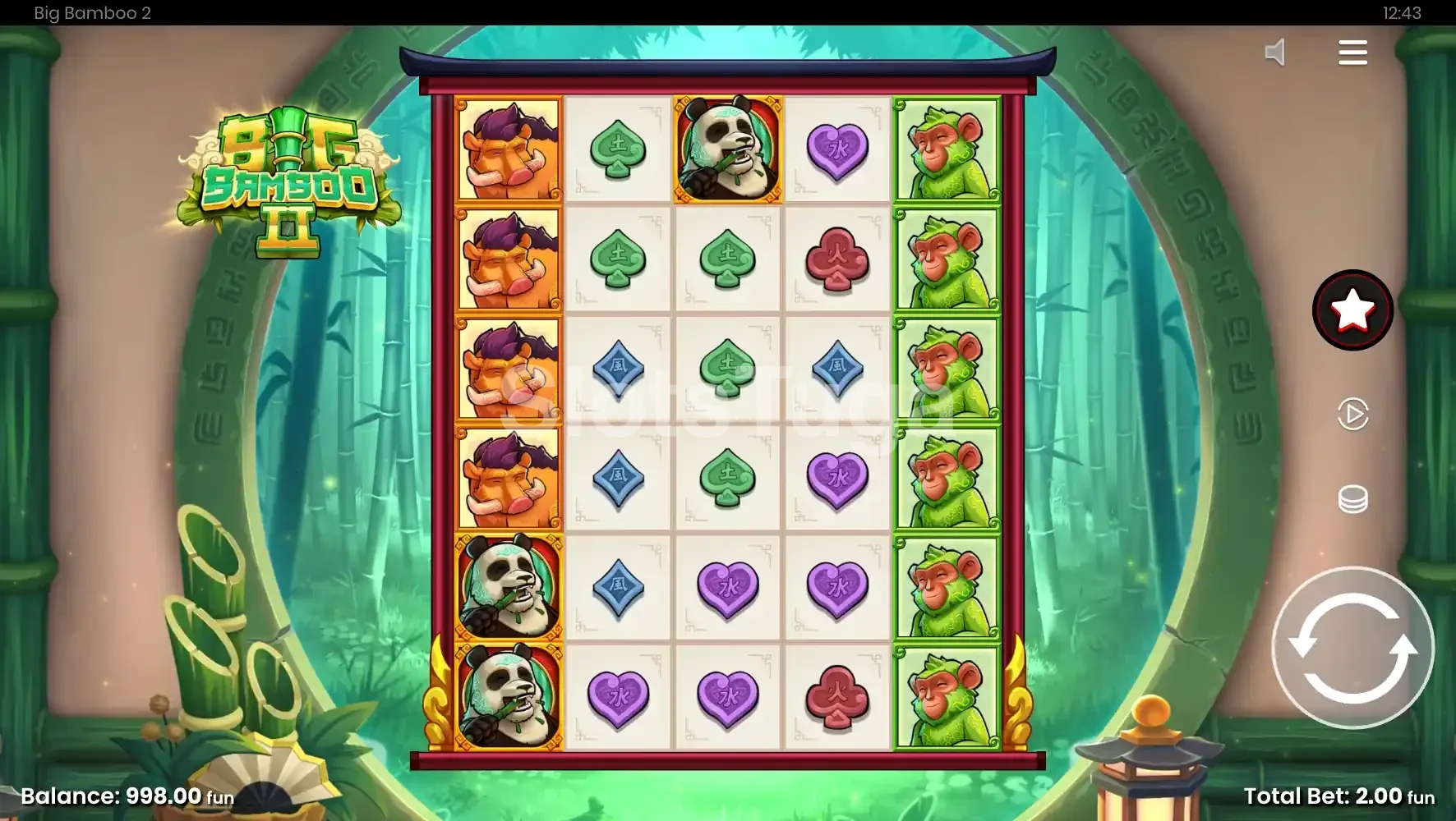 Big Bamboo 2 em jogo base: uma grelha de cinco colunas sob um telhado de pagode, dentro de uma janela redonda para uma floresta de bambu, com um panda, um javali laranja e um macaco verde empilhados em colunas inteiras, e naipes de cartas marcados com caracteres chineses.