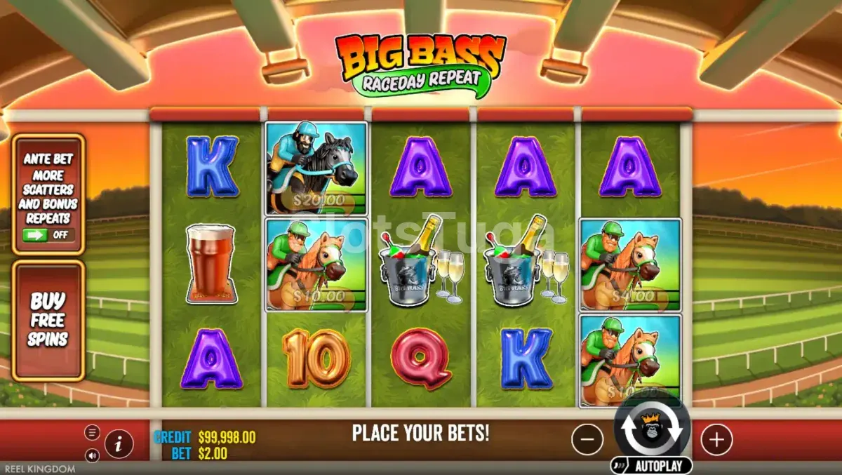 Big Bass Raceday Repeat: rolos montados numa bancada de hipódromo ao pôr do sol, com jóqueis a cavalo a trazer valores em dinheiro, baldes de champanhe e uma caneca de cerveja, e os botões de aposta ante e de compra de rodadas grátis à esquerda.