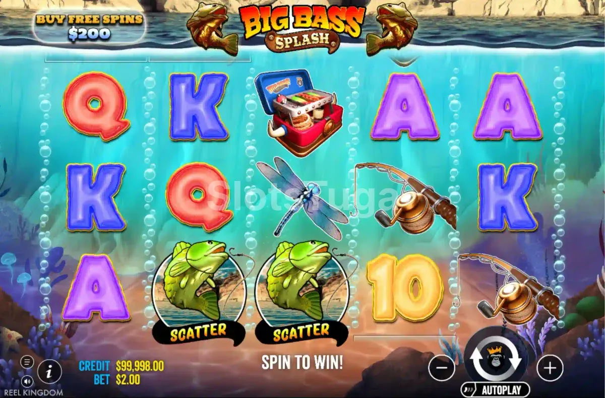 Big Bass Splash em jogo base: letras enormes em azul, rosa e roxo sobre um fundo marinho de corais, com uma caixa de pesca vermelha, uma libélula, duas canas e dois bass verdes marcados SCATTER, e o botão de compra de rodadas grátis em cima à esquerda.