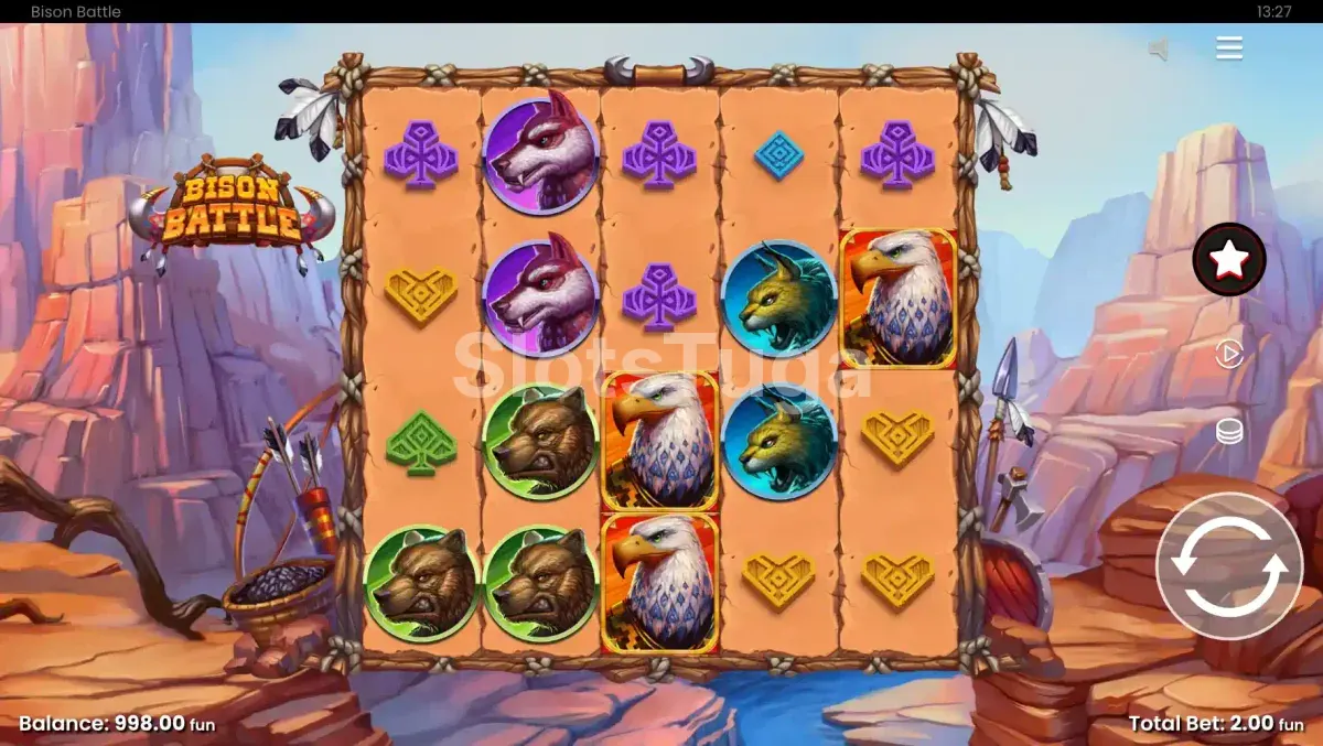 Bison Battle em jogo base: uma grelha emoldurada em paus e corda num desfiladeiro de rocha vermelha, com ursos, lobos, uma águia realçada a laranja e naipes esculpidos em pedra e osso.