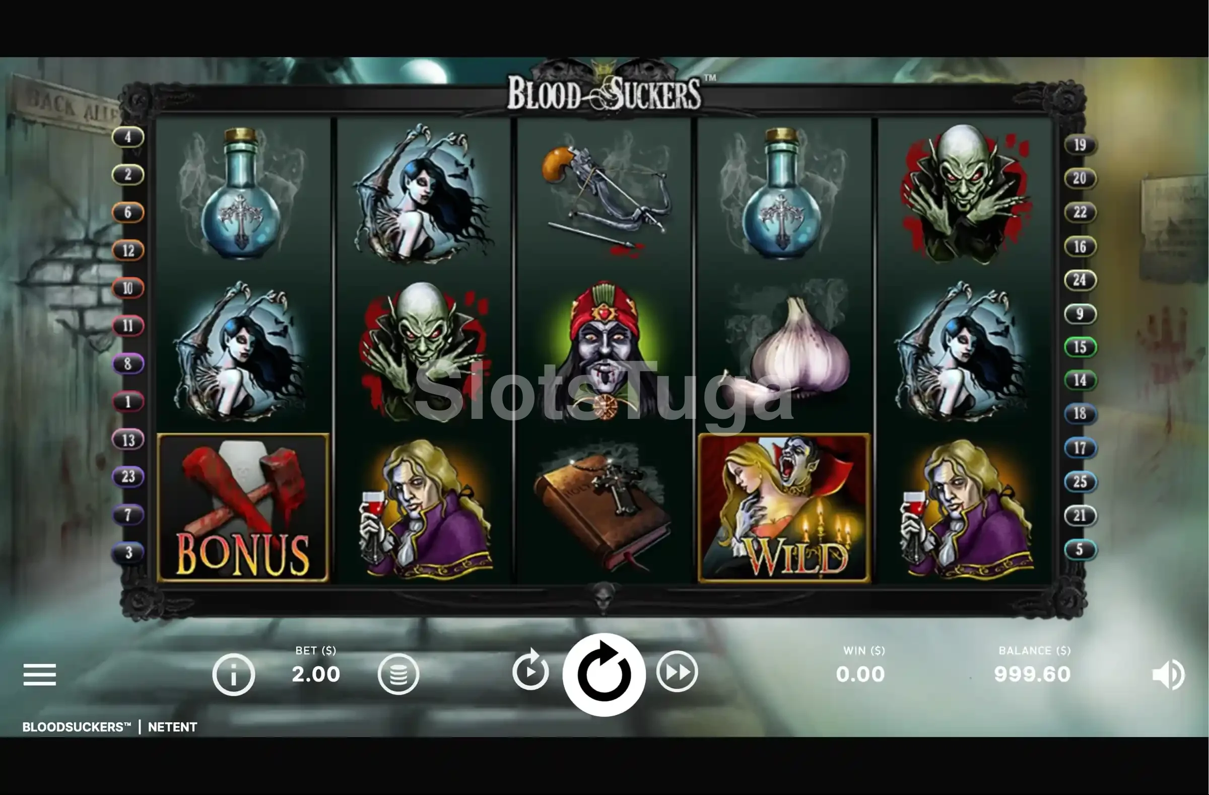 Blood Suckers em jogo base: cinco rolos com o vampiro wild, as poções, o alho e as estacas, e o símbolo bonus do martelo à esquerda.