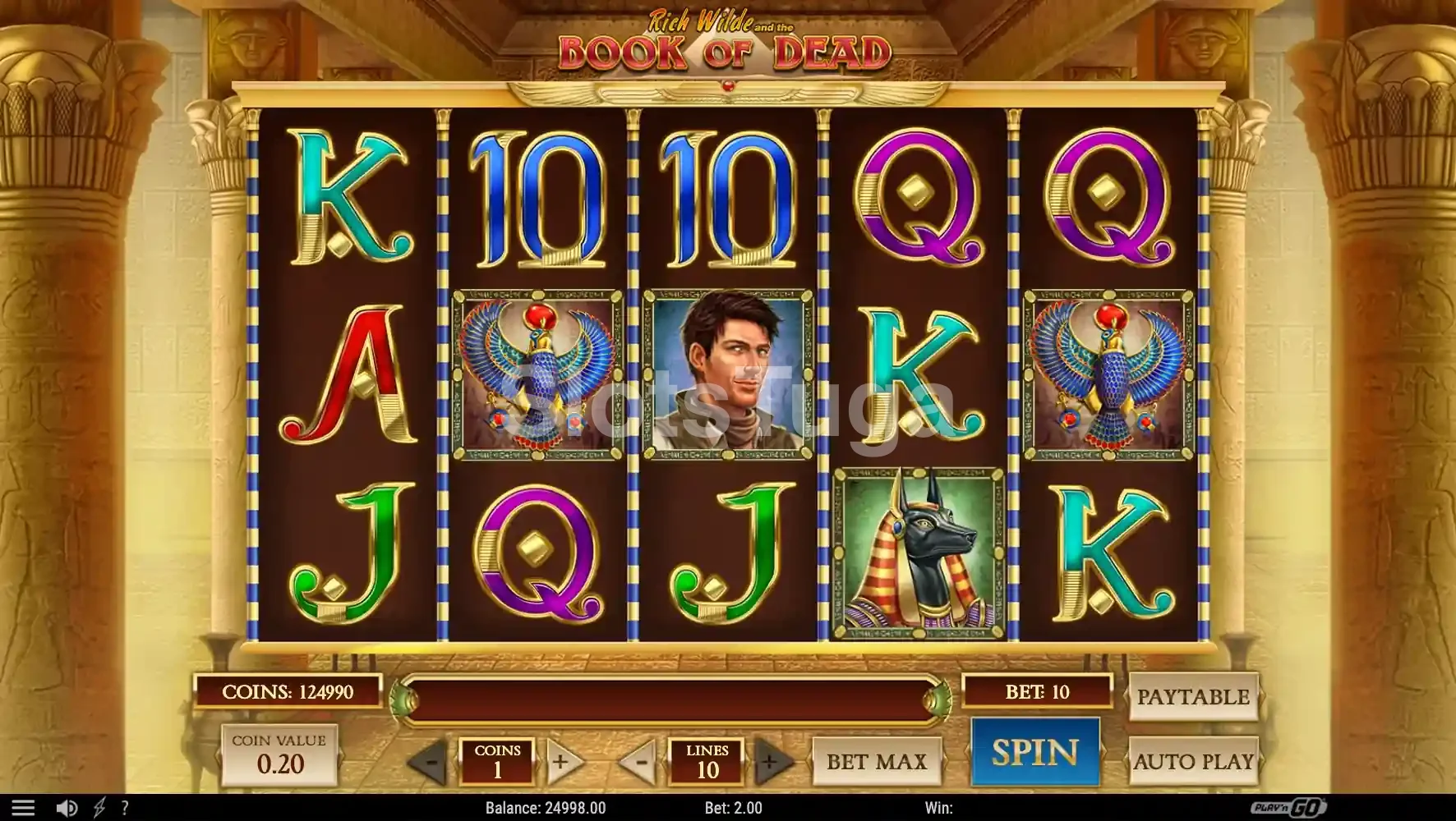 O jogo base de Book of Dead: cinco rolos e três linhas entre colunas egípcias, com Rich Wilde, Anúbis e o falcão de Hórus nos rolos e as dez linhas no painel.