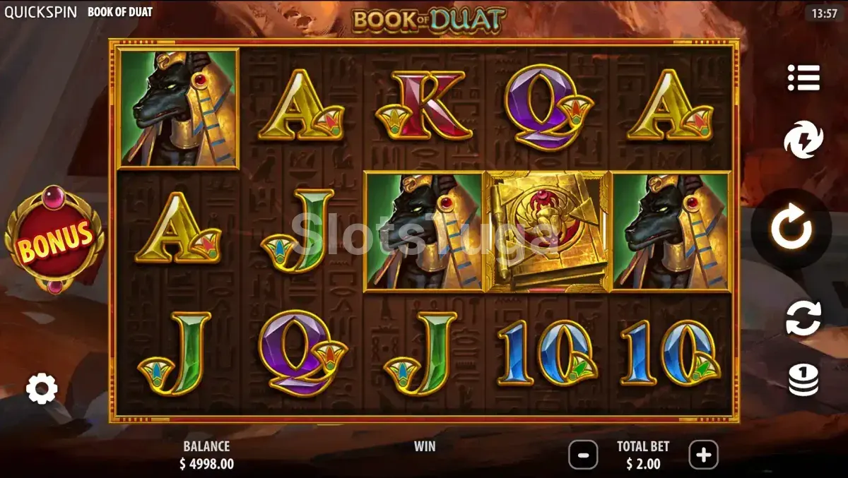 O jogo base de Book of Duat: cinco rolos sobre uma parede de hieróglifos, três símbolos de Anúbis de toucado dourado e o livro com o escaravelho vermelho na linha do meio.