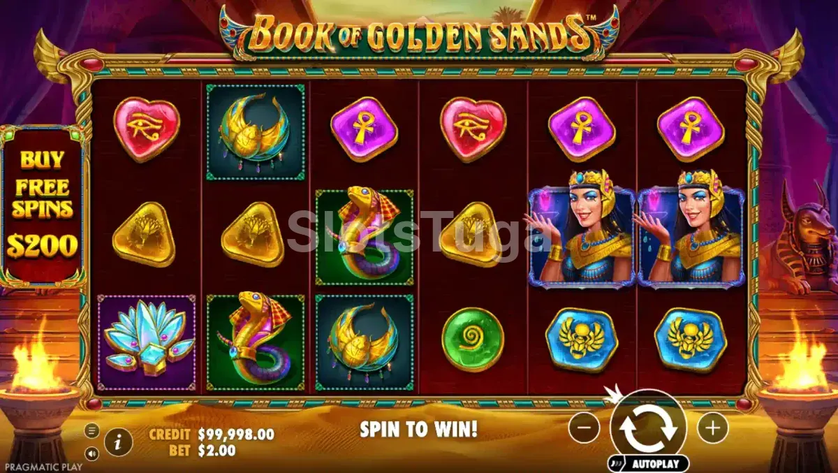 Book of Golden Sands em jogo base: seis rolos com uma rainha egípcia, cobras, escaravelhos e pedras com o olho de Hórus, e o botão de compra de rodadas grátis à esquerda.