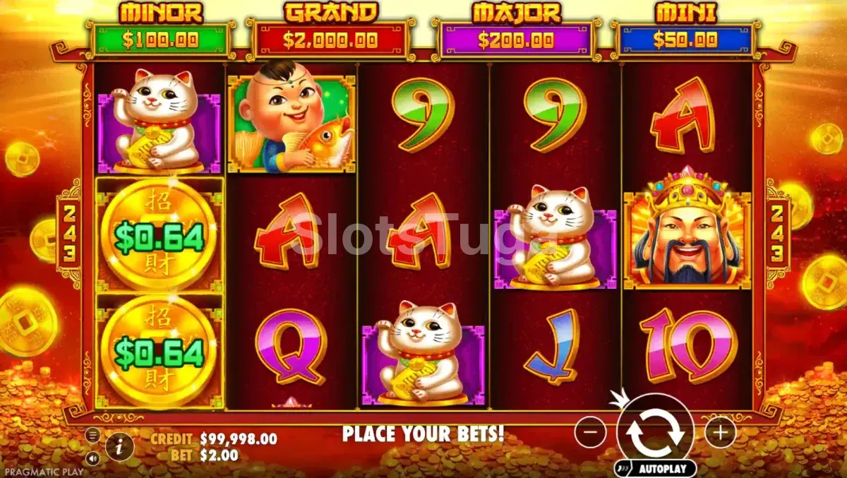 Caishens Cash em jogo base: cinco rolos em moldura vermelha e dourada com gatos maneki-neko, uma criança da sorte a segurar uma carpa, moedas de ouro com valores em dinheiro e Caishen de coroa dourada, sob a escada de jackpots Minor, Grand, Major e Mini.
