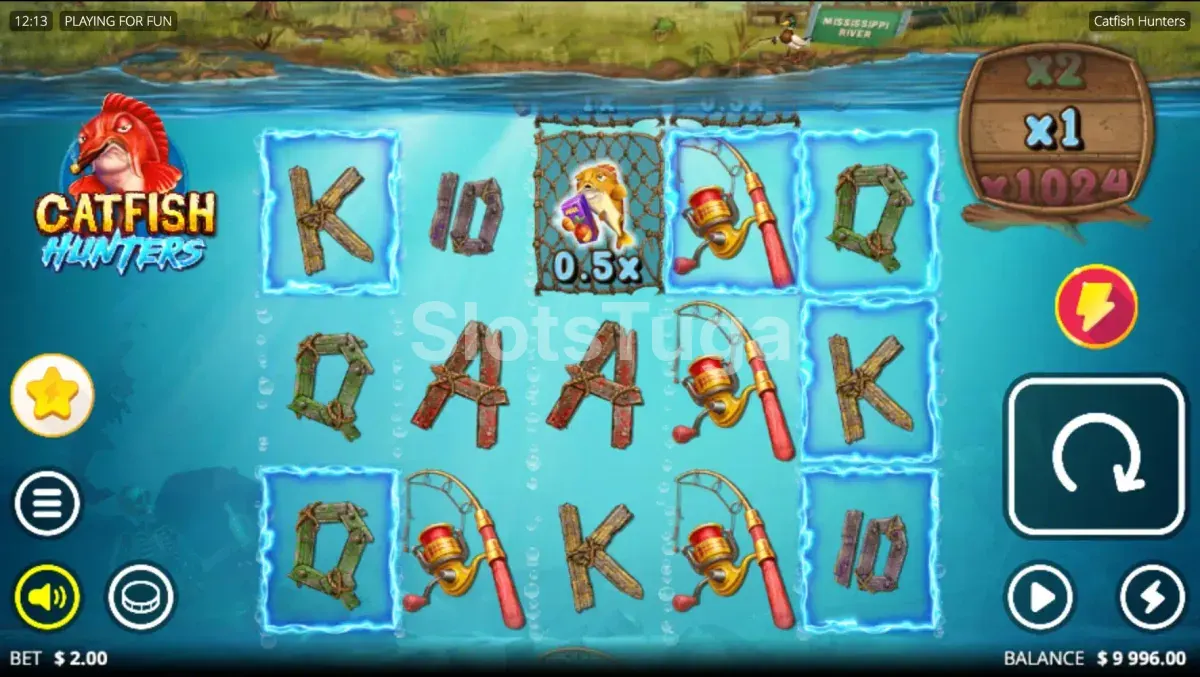 Catfish Hunters em jogo base: rolos submersos no rio Mississippi com letras talhadas em tábuas e canas de pesca, um peixe apanhado numa rede a valer 0,5x, e o barril de multiplicadores no canto superior direito.