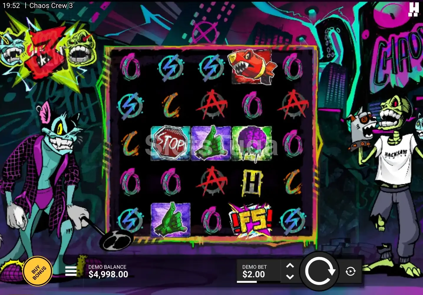 Jogo base de Chaos Crew 3, com o símbolo FS que abre as rodadas grátis visível na grelha.