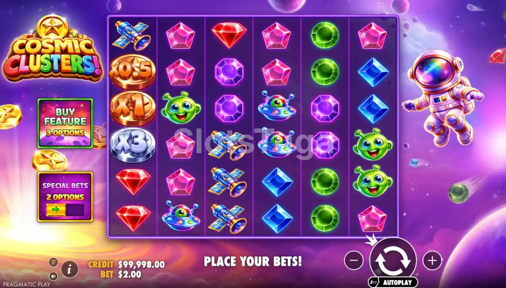 O jogo base de Cosmic Clusters: grelha de seis por seis com pagamentos por grupo e a coluna de multiplicadores encostada à esquerda.