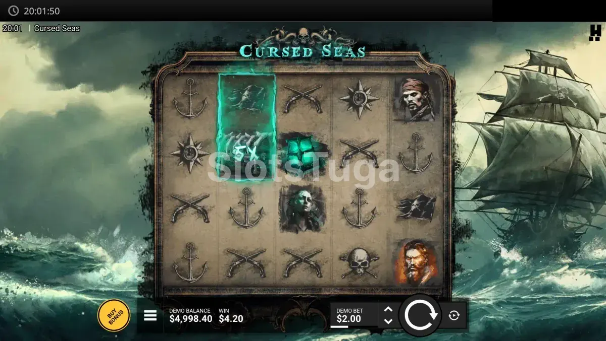 Jogo base da slot Cursed Seas com rouleaux e símbolos piratas