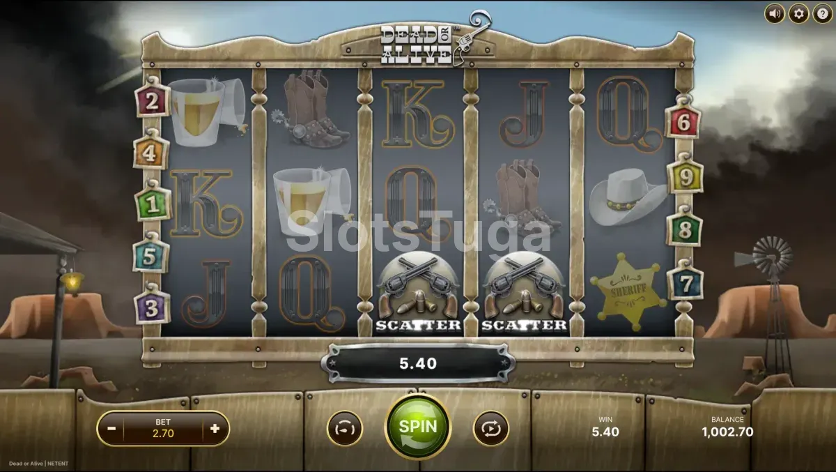 Dead or Alive original: cinco rolos com botas de esporas, chapéus, canecas, cartas e dois scatters de revólveres cruzados, sob um céu de tempestade, com os números das nove linhas nas laterais.