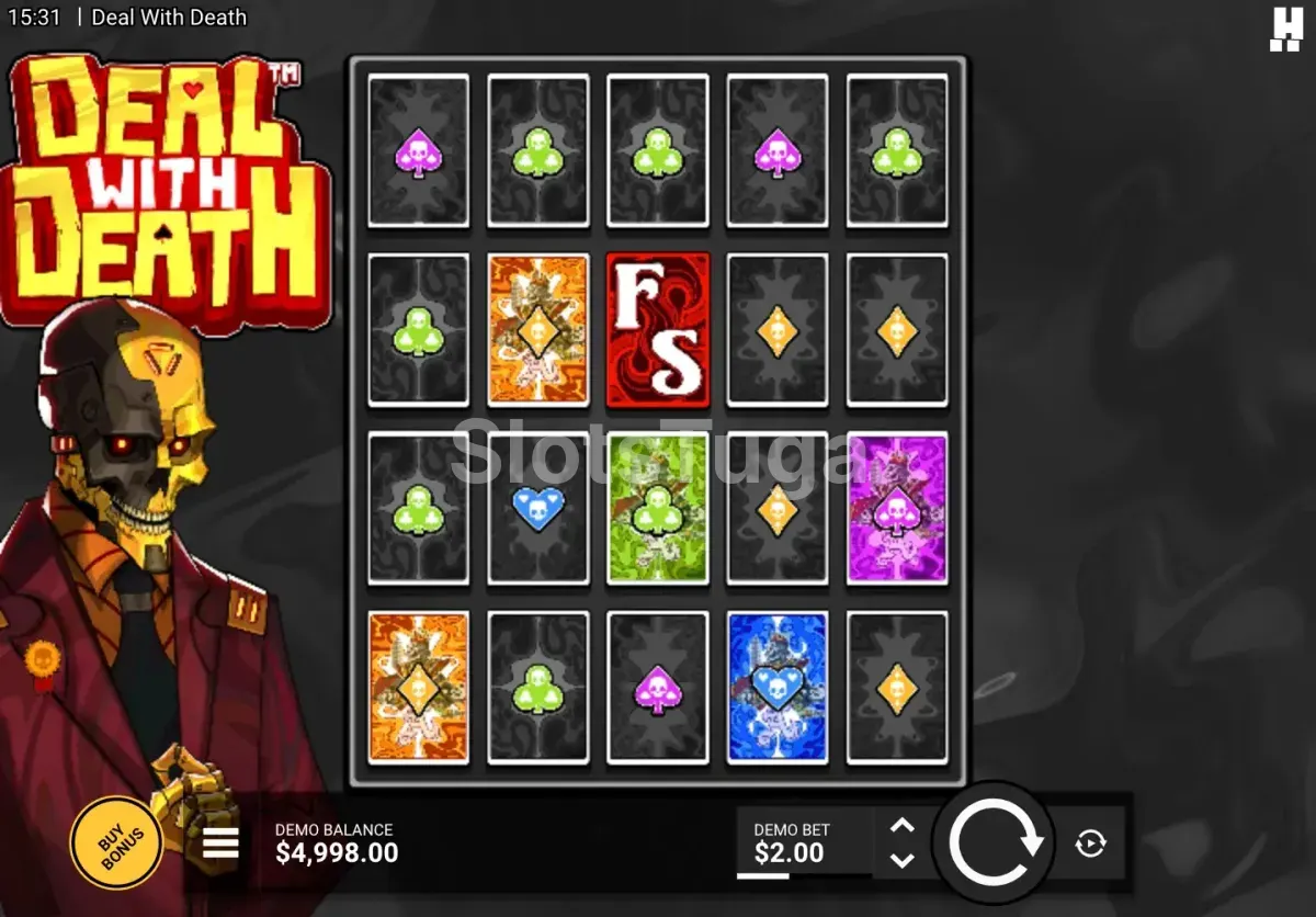 Deal With Death: a Morte de fato ao lado de uma grelha de cartas viradas, com um símbolo de rodadas grátis e cartas especiais coloridas.