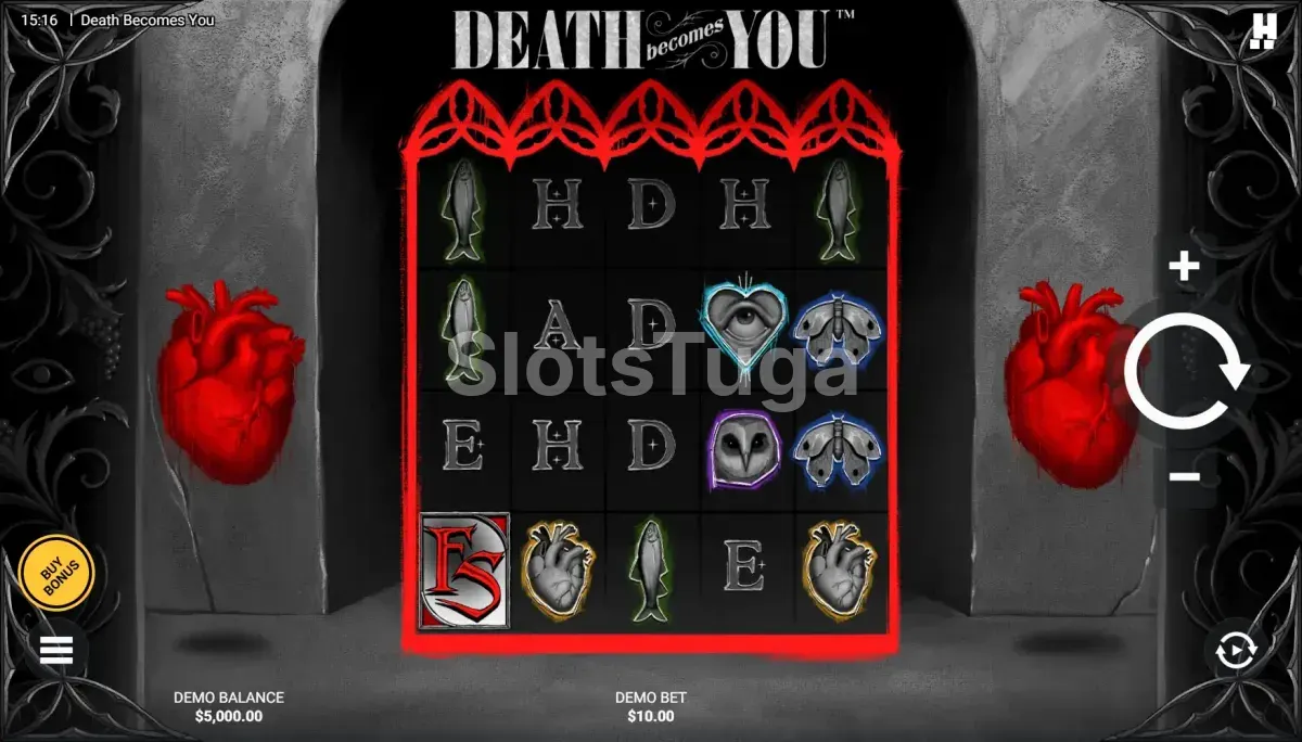 Death Becomes You: grelha a preto e branco emoldurada a vermelho, com corações anatómicos, olhos, traças e o símbolo de rodadas grátis.