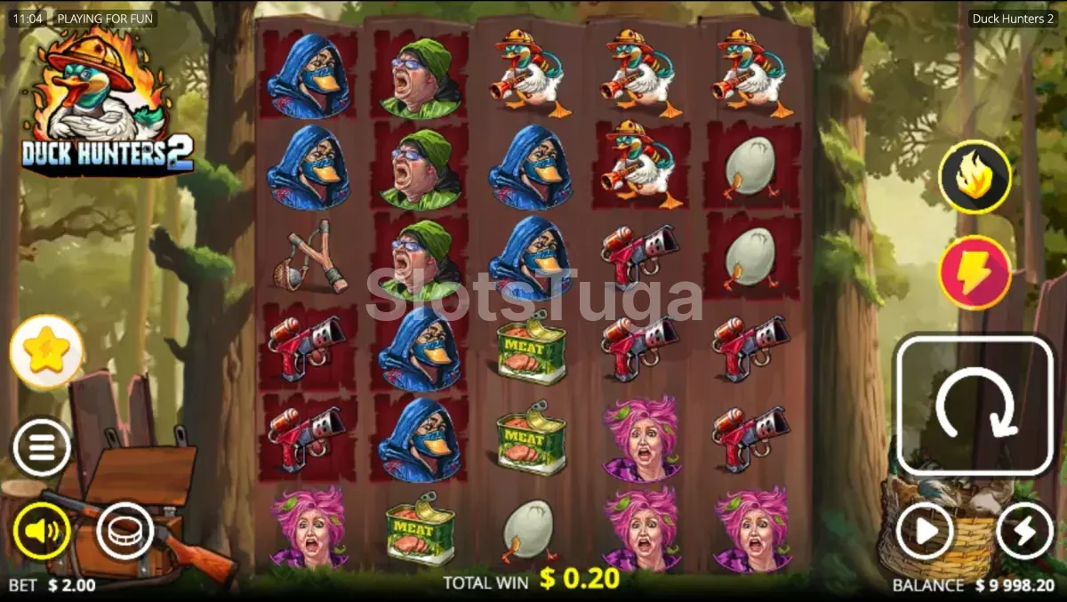Duck Hunters 2 em jogo base: uma grelha de seis colunas numa floresta, com patos de capacete e espingarda, caçadores encapuzados a gritar, latas de carne, ovos e uma pistola vermelha entre os símbolos.