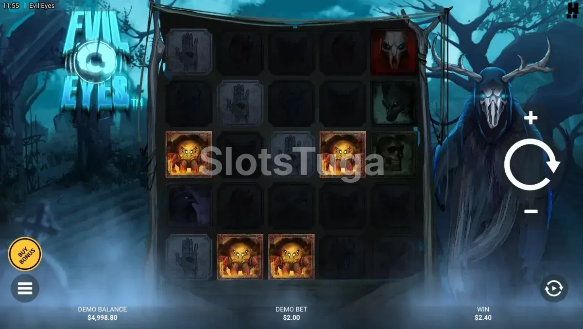 Evil Eyes em jogo base: uma figura com crânio de veado ao lado da grelha, numa floresta enevoada, e símbolos de ídolo em chamas nos rolos.