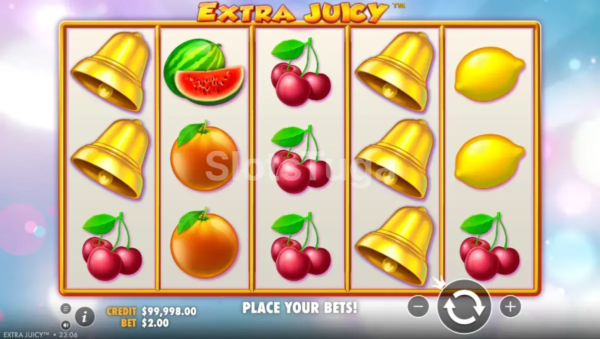 Extra Juicy: cinco rolos de três posições com sinos dourados, uma melancia, laranjas, cerejas e limões sobre um fundo claro, e o botão de giro no canto inferior direito.