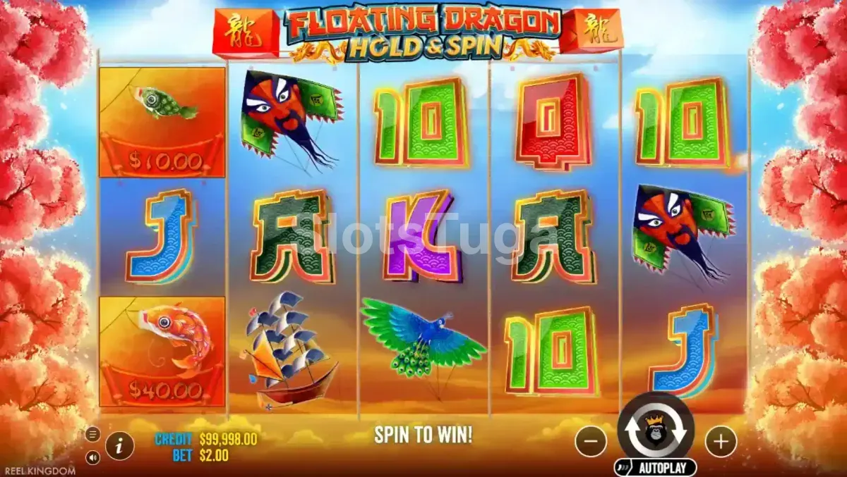 Floating Dragon em jogo base: cinco rolos entre cerejeiras vermelhas, com papagaios de papel em forma de máscara de ópera, pavão e junco chinês, e carpas koi com valores em dinheiro de 10 e 40, sob o logótipo Hold & Spin com o caracter do dragão.