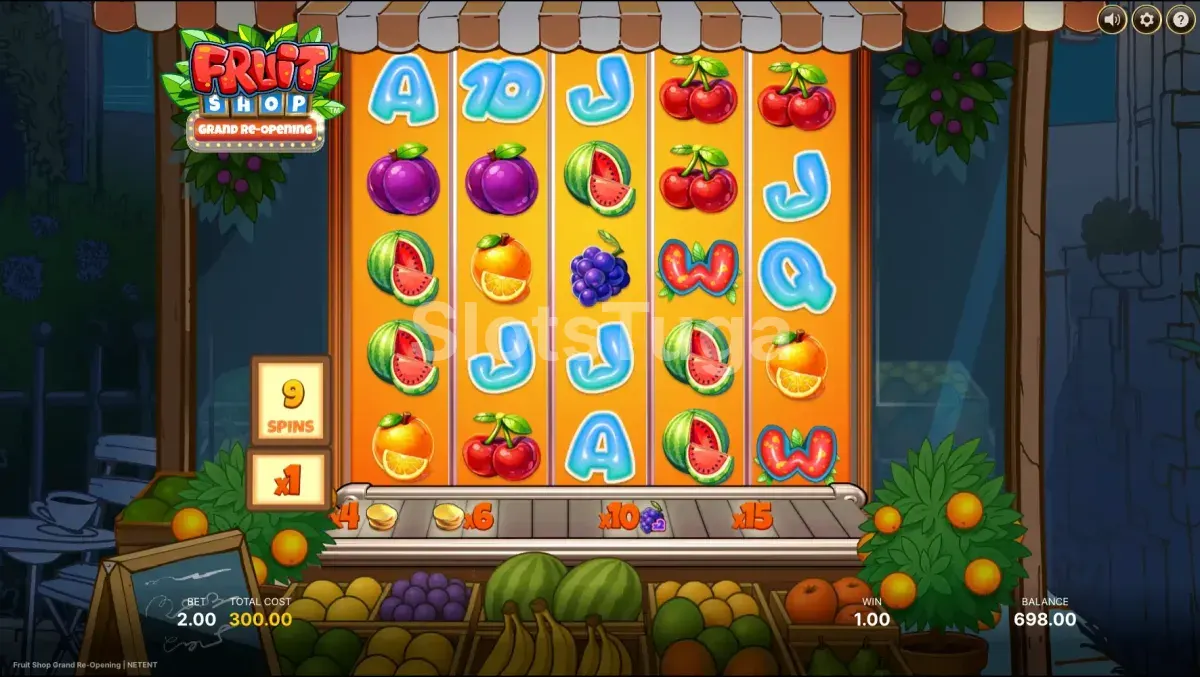 Fruit Shop Grand Re-Opening em rodadas grátis: cinco rolos sob um toldo de mercearia com cerejas, ameixas, melancias, laranjas e uvas, o contador de 9 rodadas e o multiplicador x1 à esquerda e a esteira de prémios em baixo.
