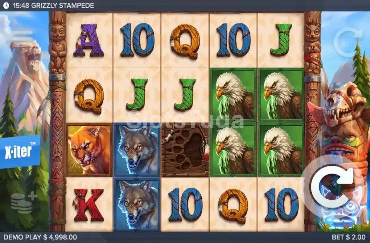 Grizzly Stampede em jogo base: rolos de letras talhadas em madeira entre dois totens esculpidos, com um puma, dois lobos e quatro águias de cabeça branca em molduras verdes, sobre um fundo de montanhas rochosas e pinheiros.