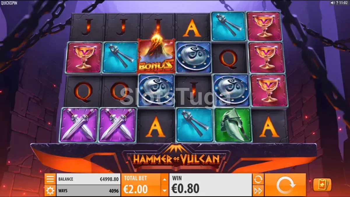 Hammer of Vulcan: grelha de seis rolos presa por correntes numa forja, com taças, tenazes, escudos, espadas cruzadas e um vulcão em erupção como símbolo bonus.