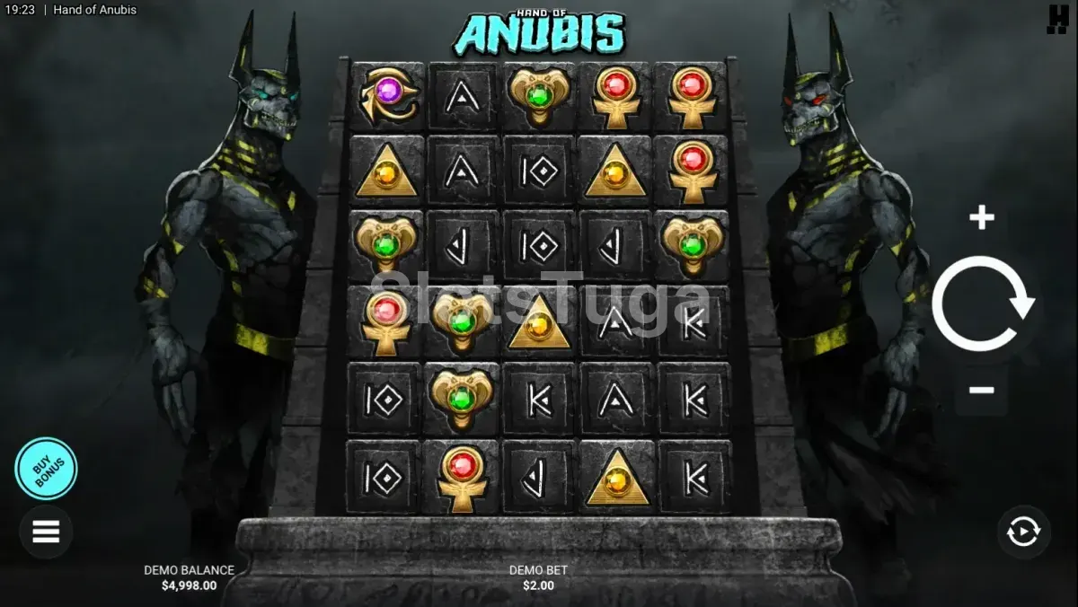 Hand of Anubis em jogo base: uma grelha de lajes de pedra entre duas estátuas de Anúbis, com ankhs e amuletos de pedras preciosas e o botão de compra de bónus à esquerda.