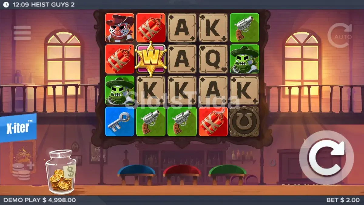 Heist Guys 2: grelha de cinco rolos num saloon ao pôr do sol, com dinamite, revólveres, uma chave, uma ferradura, um bandido mascarado e caveiras verdes de sombrero, o frasco de moedas à esquerda e o botão X-iter.