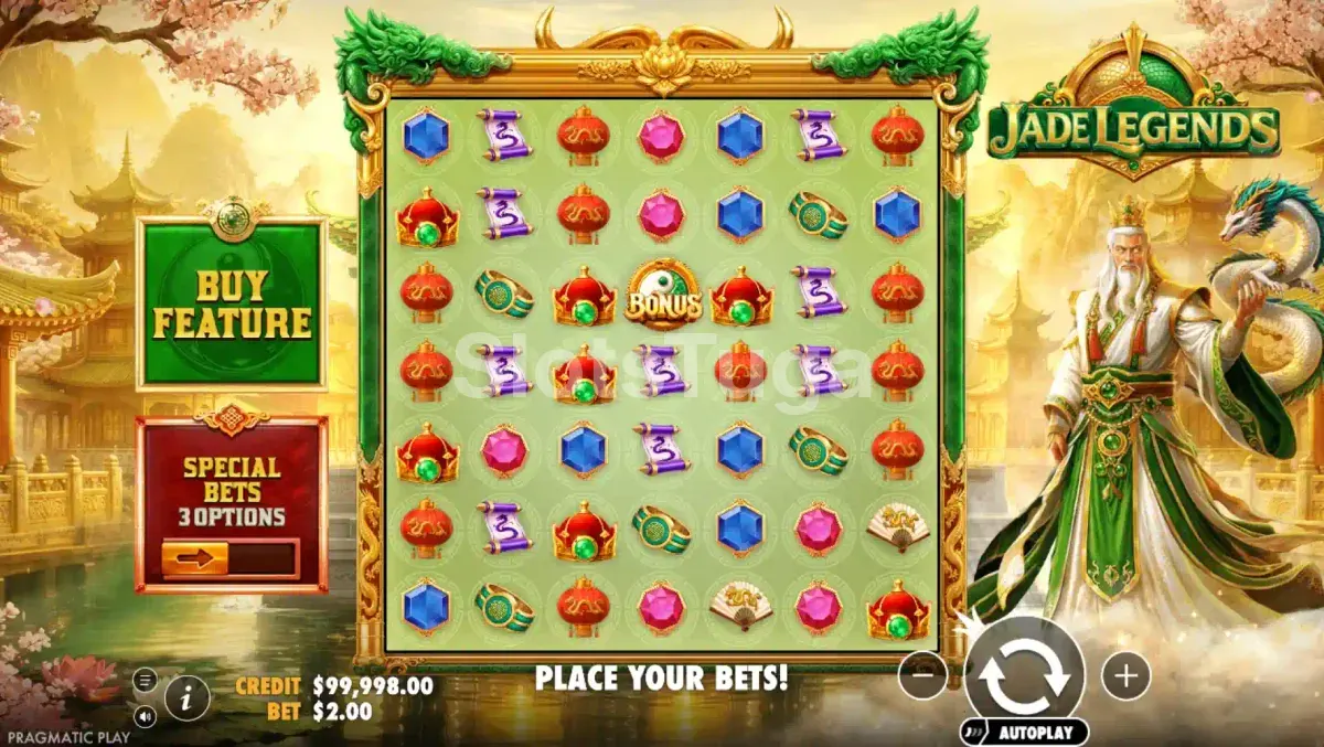 Jade Legends em jogo base: uma grelha de sete por sete emoldurada a ouro e dragões de jade, com lanternas vermelhas, pergaminhos roxos, anéis de jade, leques e pedras preciosas, e um sábio de barba branca ao lado de um dragão de jade à direita, entre pagodes e cerejeiras.