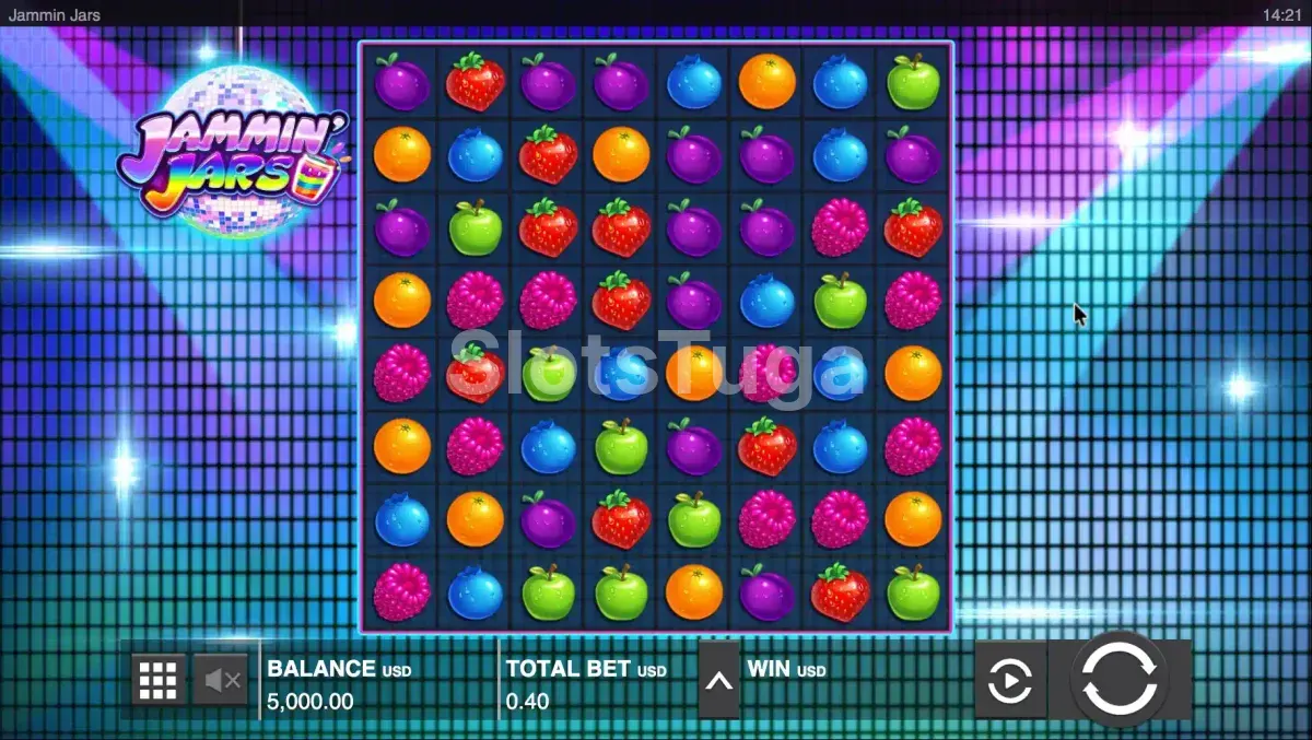 O jogo base de Jammin' Jars: grelha de oito por oito com morangos, laranjas, ameixas, framboesas, maçãs verdes e mirtilos, diante de uma pista de dança com bola de espelhos e luzes de discoteca.