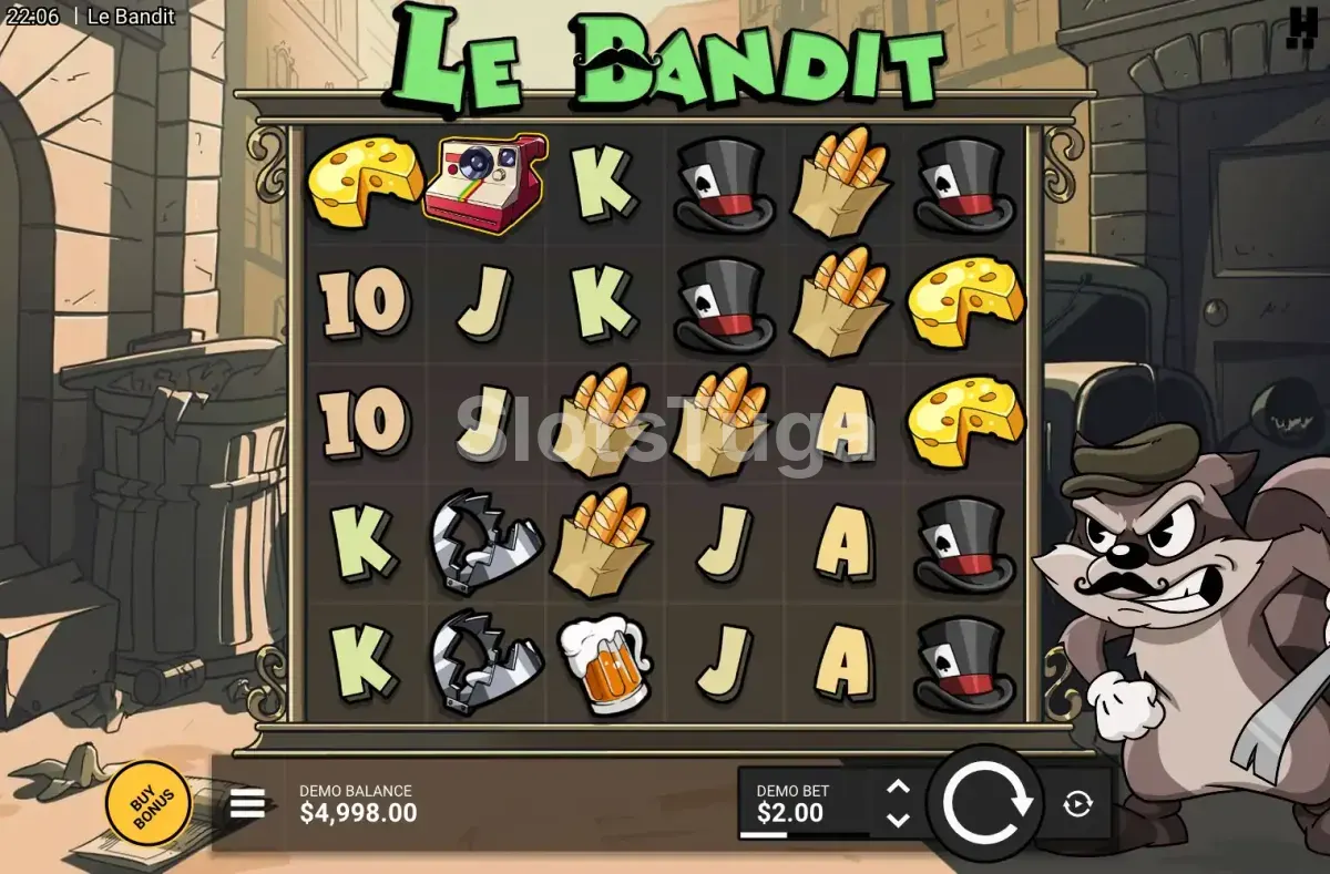 Le Bandit: grelha de seis por cinco com queijos, baguetes, cartolas, uma máquina fotográfica e uma caneca de cerveja, e o guaxinim de boina e bigode, de pé de cabra na mão, numa ruela à direita.
