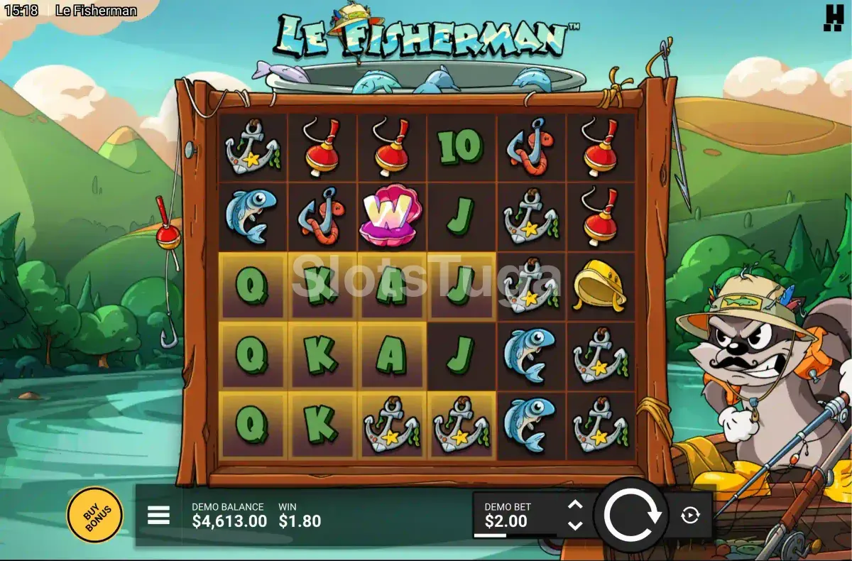 O jogo base de Le Fisherman: uma grelha emoldurada em madeira sobre uma jangada, com âncoras, boias vermelhas, minhocas no anzol e um wild dentro de uma concha rosa, e o guaxinim pescador de chapéu à direita.