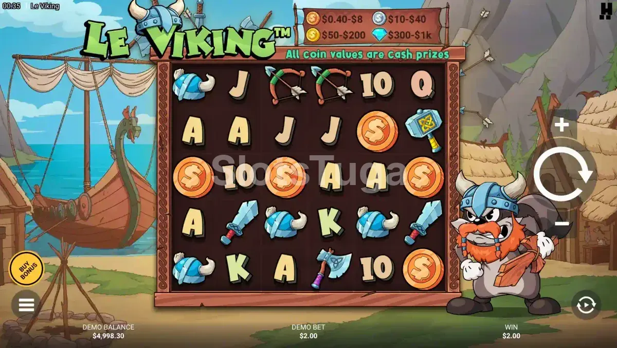 Le Viking em jogo base: grelha de cinco por cinco com elmos de chifres, arcos, espadas, martelos, moedas laranja e letras de cartas, a tabela dos valores das moedas no topo e a mascote guaxinim vestida de viking à direita, numa aldeia com um drakkar na praia.