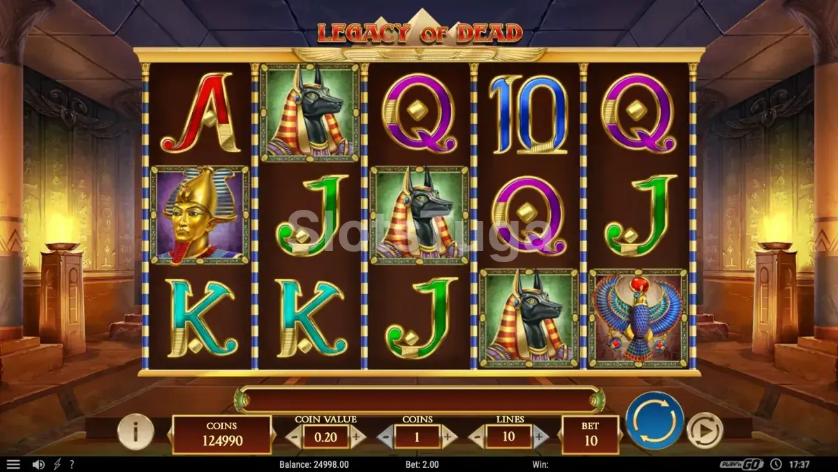 Legacy of Dead em jogo base: a mesma grelha de cinco rolos da série, numa sala de túmulo iluminada por tochas, com a máscara dourada do faraó e três símbolos de Anúbis.