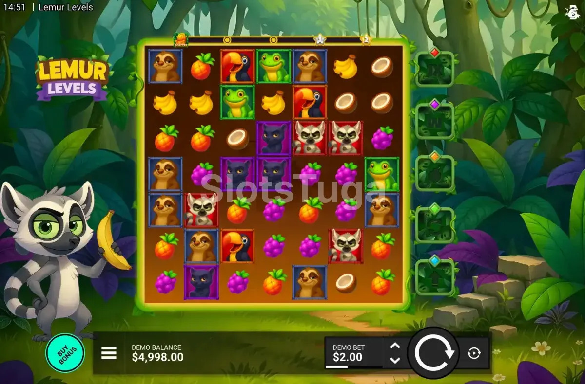 Lemur Levels em jogo base: uma grelha larga de sete colunas cheia de lémures, preguiças, tucanos, panteras e frutos tropicais, com um lémure de banana na mão à esquerda e cinco fechaduras de nível à direita.
