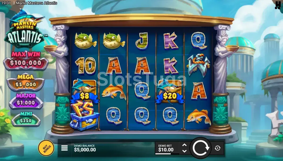 Marlin Masters Atlantis: rolos entre colunas e cariátides de mármore, com peixes-balão e marlins que trazem valores em fita azul, uma arca do tesouro e a escada de prémios Max Win, Mega, Major e Mini à esquerda.