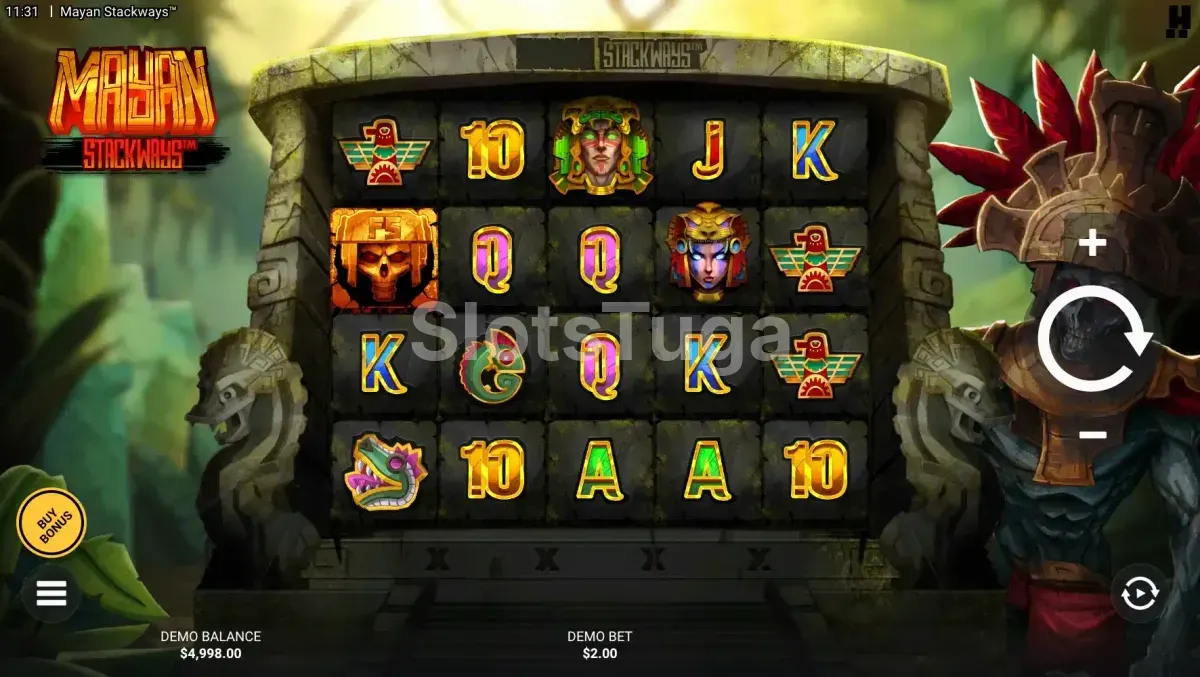 Mayan Stackways em jogo base: grelha de cinco por quatro em pedra escura com letras de cartas coloridas, pássaros e serpentes estilizados, uma caveira dourada e dois retratos de nobres maias, entre duas cabeças de serpente esculpidas, com um guerreiro de penacho vermelho à direita.