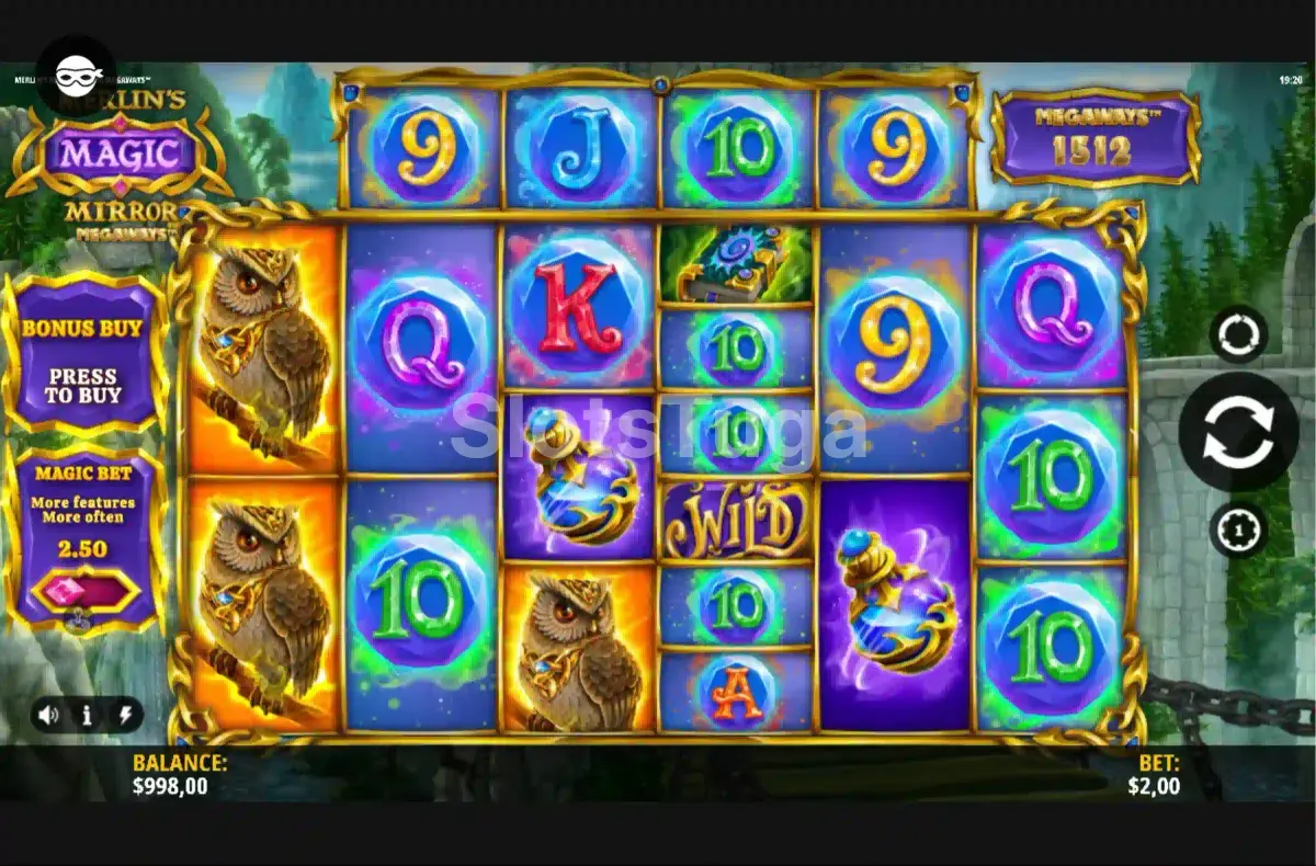 Jogo base da Merlin's Magic Mirror Megaways com os rouleaux iluminados