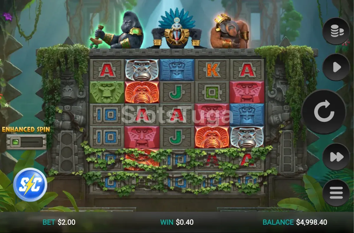 Monkey Gods of the Inca em jogo base: grelha de cinco rolos em pedra com macacos esculpidos vermelhos, azuis, verdes e prateados e letras de cartas, as duas filas de baixo tapadas por trepadeiras, e três macacos sentados no topo, um gorila, um babuíno de cocar azul e um orangotango, cada um sobre o seu pote.