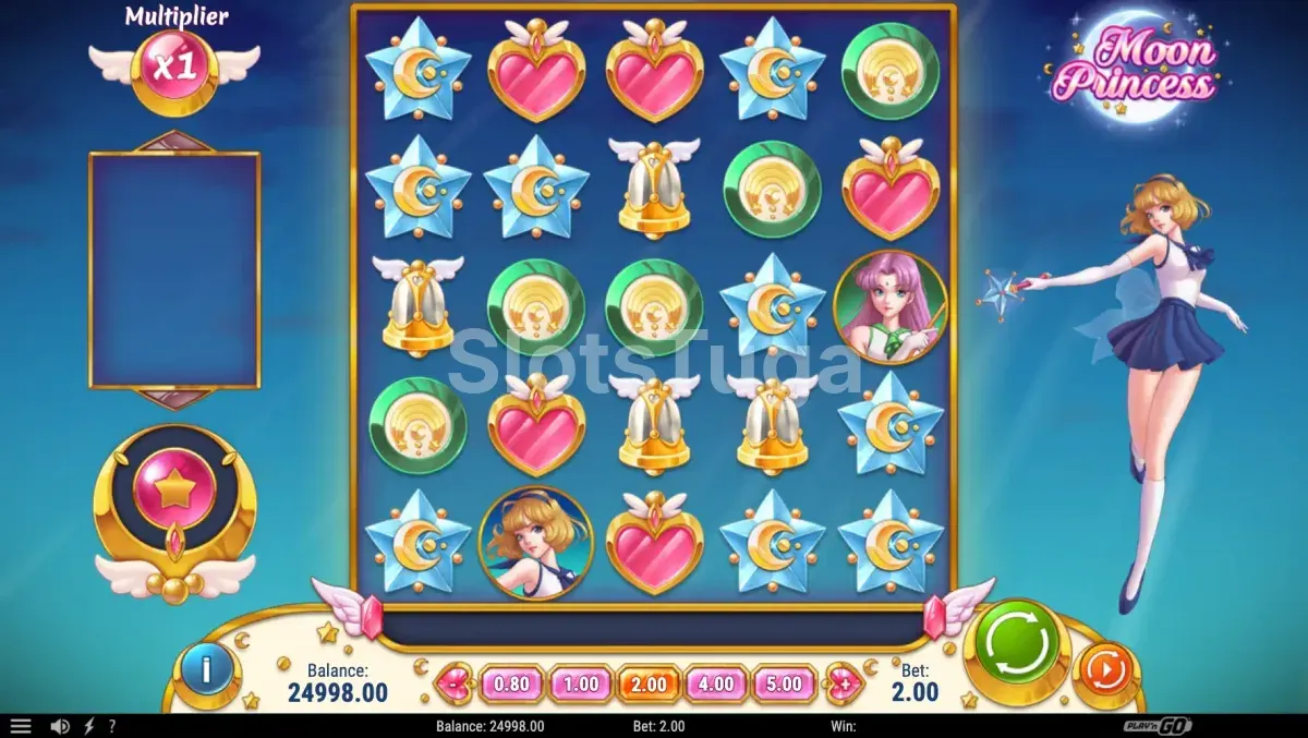 O jogo base de Moon Princess: grelha de cinco por cinco com estrelas de lua crescente, corações cor-de-rosa, sinos com asas e medalhões verdes, dois retratos de princesas entre os símbolos e a princesa de uniforme de marinheira com a varinha à direita.