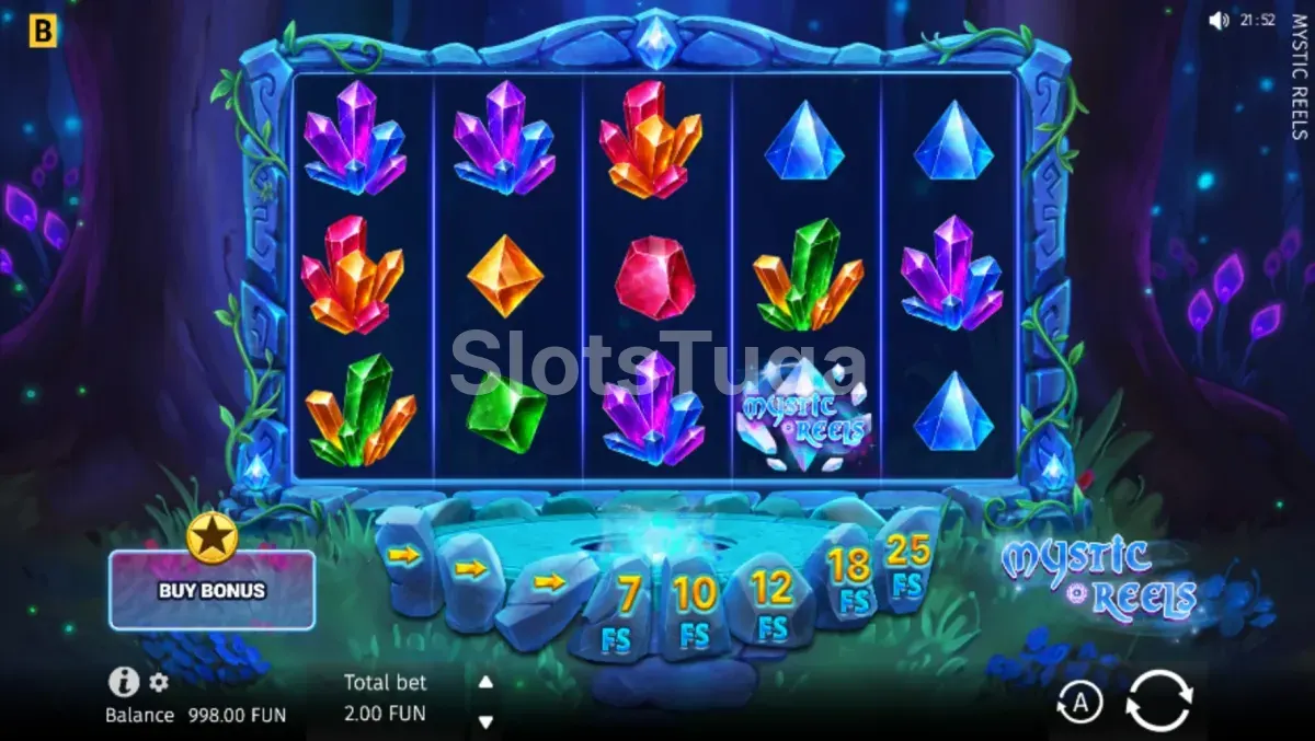 Mystic Reels: cinco rolos de cristais roxos, laranja, vermelhos, verdes e azuis numa moldura de pedra com trepadeiras, numa floresta noturna com cogumelos luminosos, e um trilho de pedras com 7, 10, 12, 18 e 25 rodadas grátis por baixo.