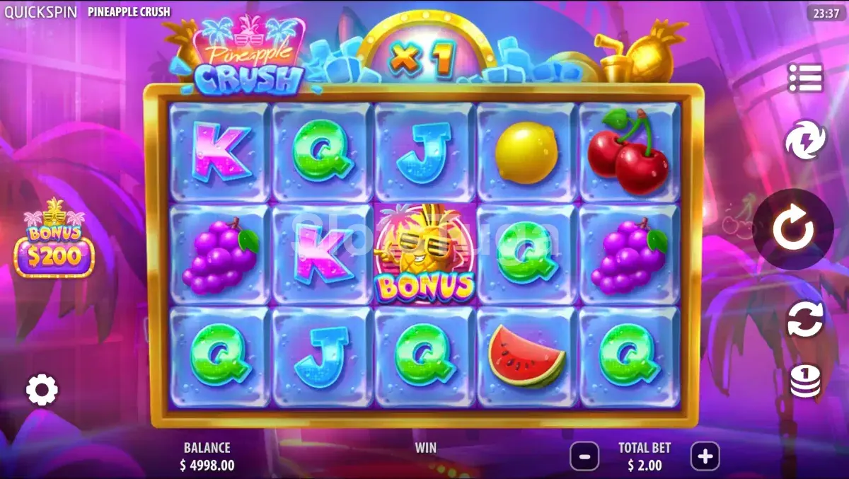 Jogo base da slot Pineapple Crush com símbolos congelados nos rolos