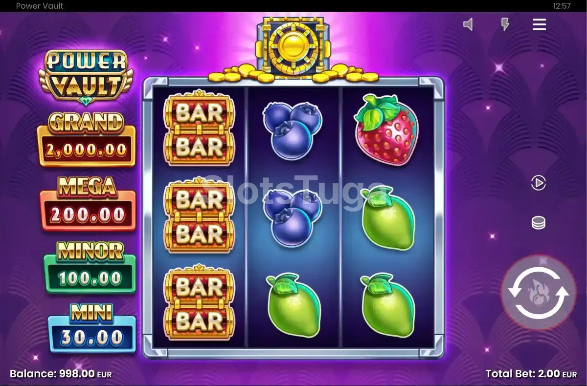 Jogo base de Power Vault, com a grelha de três por três de fruta e a escada de jackpots Grand, Mega, Minor e Mini à esquerda.