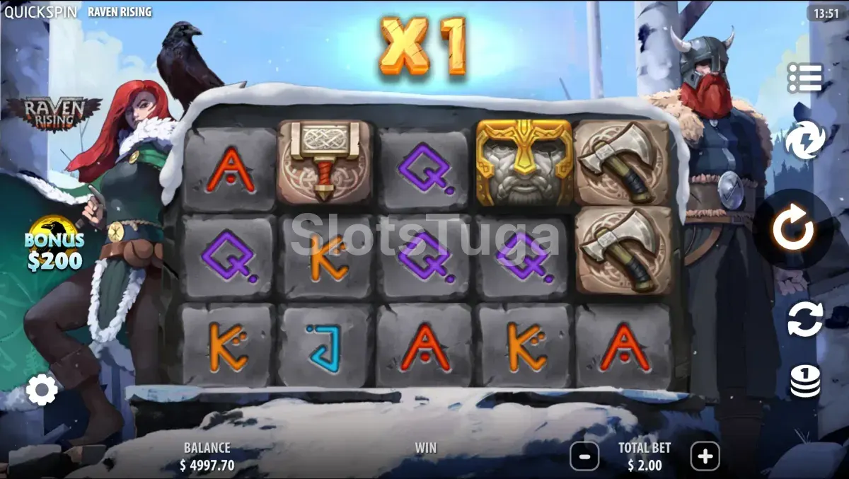 Raven Rising em jogo base: grelha de cinco por três em pedra com runas coloridas, um martelo, um machado e a máscara dourada de Odin, uma guerreira de cabelo ruivo com um corvo ao ombro à esquerda e um viking de elmo à direita, com o multiplicador x1 no topo.