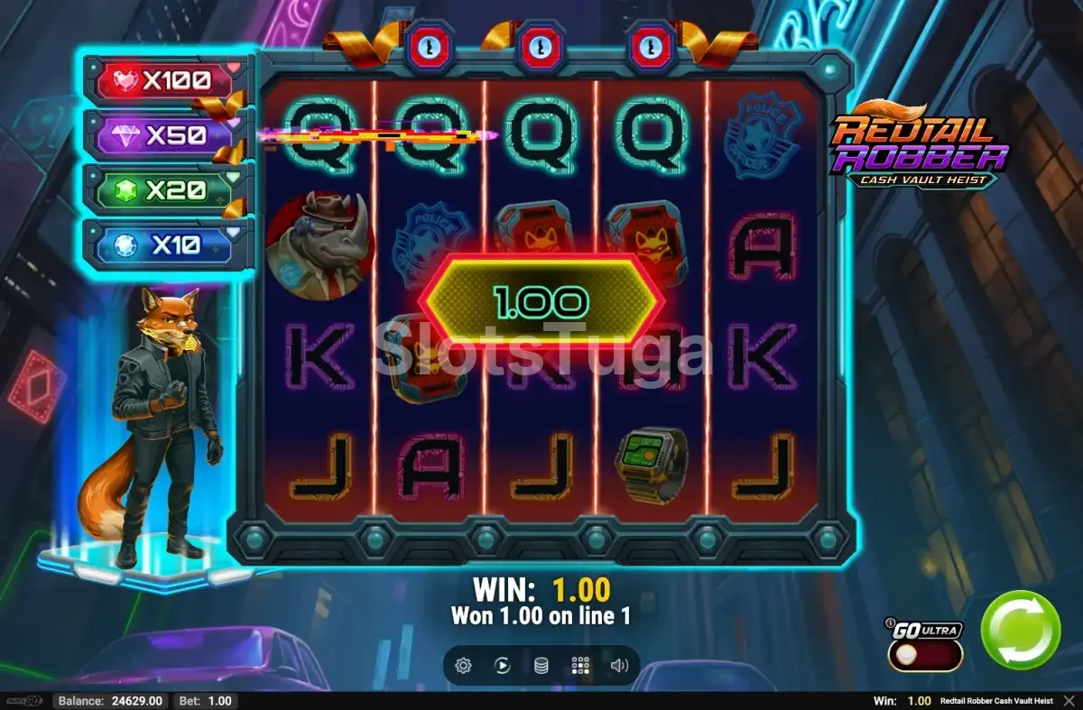 Redtail Robber Cash Vault Heist em jogo base: cinco rolos de néon numa rua noturna, com letras de cartas, um detetive rinoceronte de chapéu, distintivos e um relógio, a raposa ladra de casaco de cabedal à esquerda e os Cashpots x10, x20, x50 e x100 em cima.