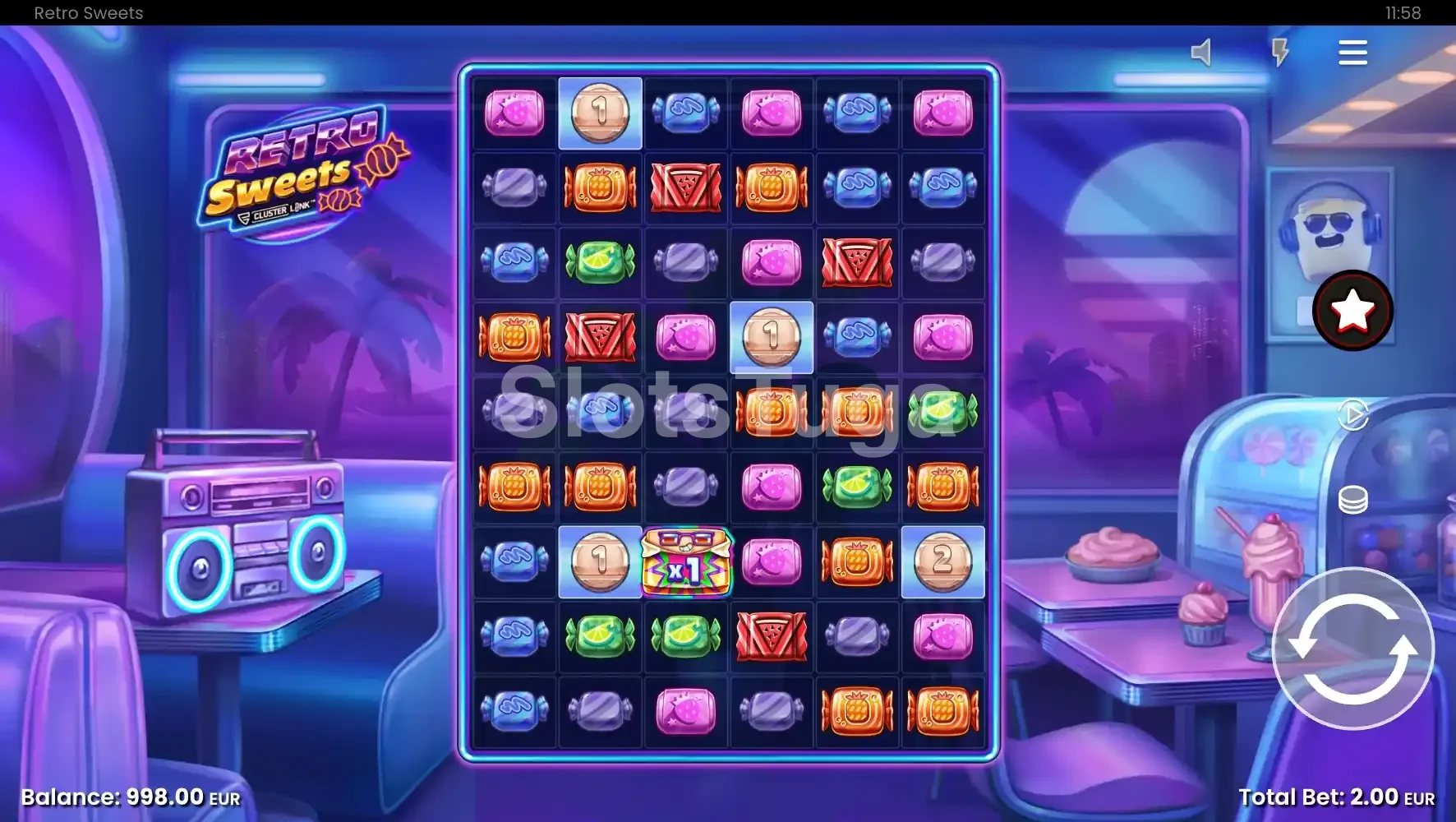 Retro Sweets em jogo base: uma grelha alta de seis colunas com rebuçados embrulhados em papel cor-de-rosa, laranja, verde e roxo, moedas numeradas e uma caixa x1, num diner anos oitenta iluminado a néon, com um rádio-leitor de cassetes à esquerda e taças de gelado à direita.