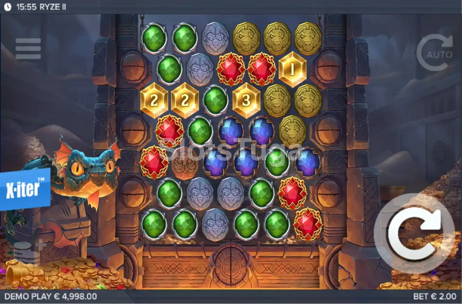 Ryze 2 em jogo base: colunas desencontradas de gemas verdes, vermelhas e azuis, moedas de pedra com rostos de criaturas e hexágonos dourados numerados, dentro de um portão de pedra, com um dragão azul sobre um cofre de moedas à esquerda e o botão X-iter.