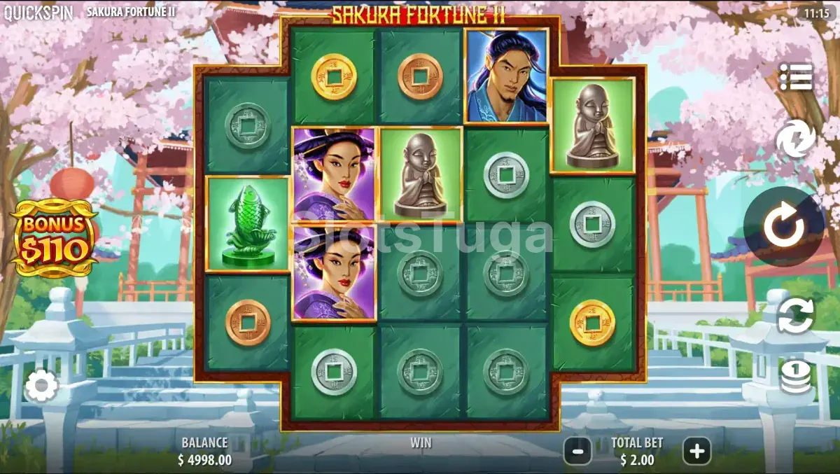 Sakura Fortune 2 em jogo base: uma grelha em forma de cruz sobre um templo japonês com cerejeiras em flor, com moedas de furo quadrado em bronze, prata e ouro, uma gueixa, um samurai, uma estátua de Buda e uma carpa de jade.